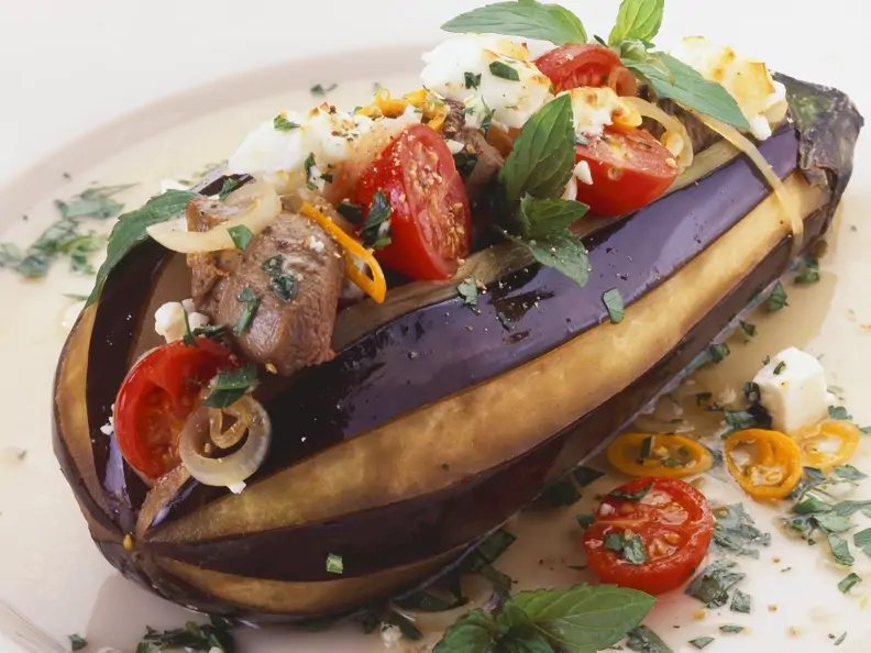 Gefüllte Aubergine mit Rindfleisch, Tomaten und Feta