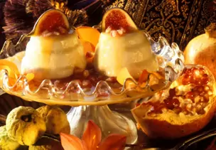 Mandelflan mit Granatapfelsoße
