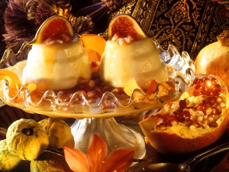 Mandelflan mit Granatapfelsoße