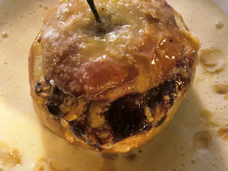 Bratapfel mit Datteln gefüllt