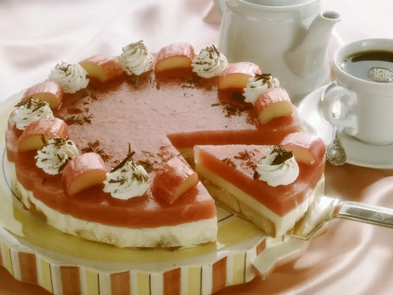 Torte mit Rhabarbercreme