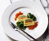 Maisterrine mit Tomate