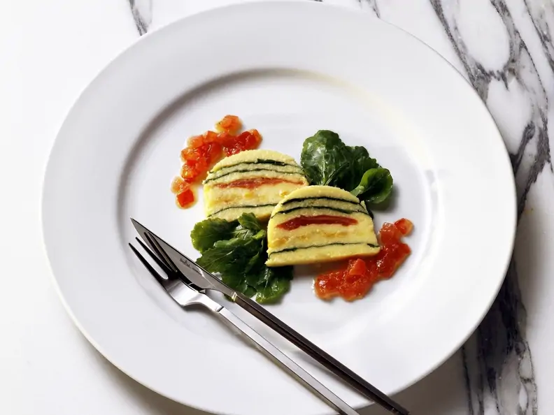 Maisterrine mit Tomate