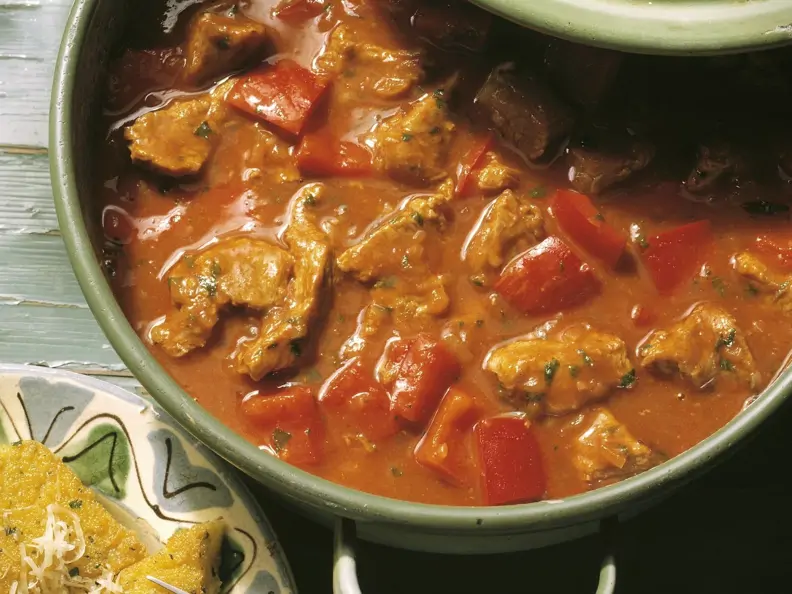 Lamm-Gulasch mit Polentaschnitten