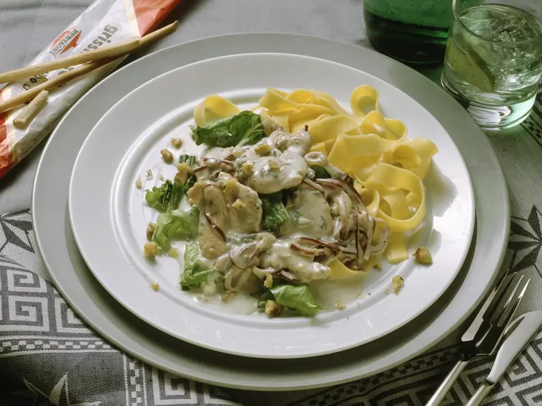 Putensteak mit Gorgonzolasauce und Nudeln
