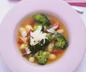 Vegetarische Minestrone mit Brokkoli und Bohnen