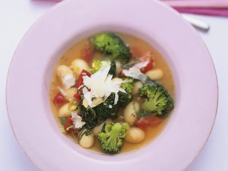 Vegetarische Minestrone mit Brokkoli und Bohnen