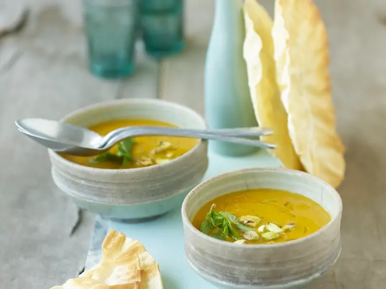 Erbsen-Mango-Suppe mit Sesamöl
