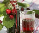 Kirschsirup in einer Glasflasche