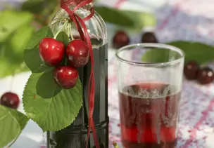 Kirschsirup in einer Glasflasche
