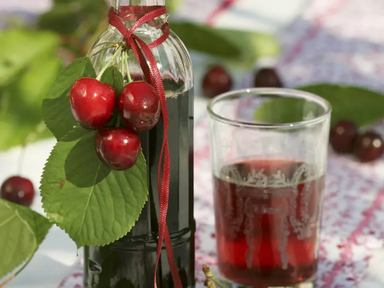 Kirschsirup in einer Glasflasche