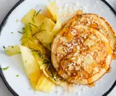 Kokos-Pancakes mit Ananas