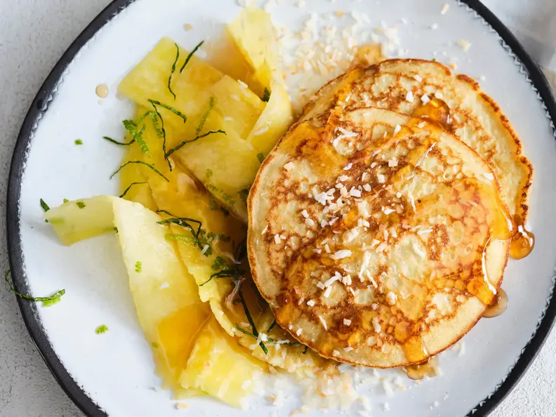 Kokos-Pancakes mit Ananas