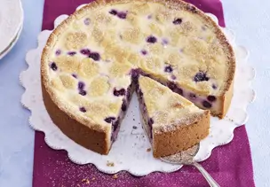 Weißer Zupfkuchen mit Blaubeeren