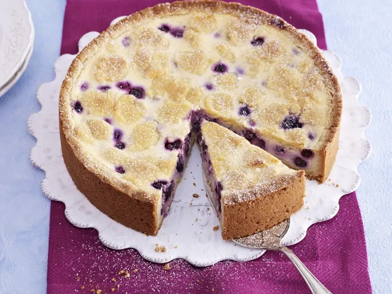 Weißer Zupfkuchen mit Blaubeeren