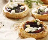 Zwiebel-Ziegenkäse-Törtchen