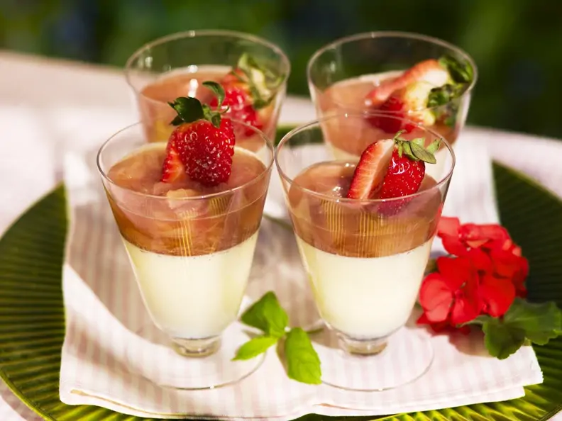 Panna cotta mit Rhabarbersoße