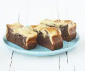Brownie-Käsekuchen auf türkisfarbenem Teller