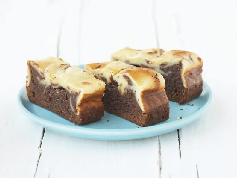 Brownie-Käsekuchen auf türkisfarbenem Teller
