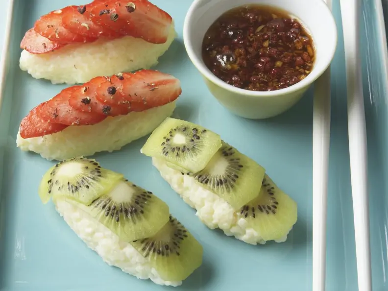 Süßes Sushi mit Obst