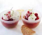 Rote Grütze mit Ziegenfrischkäse