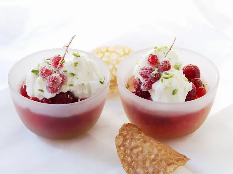 Rote Grütze mit Ziegenfrischkäse