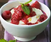 Grießbrei mit Himbeersoße