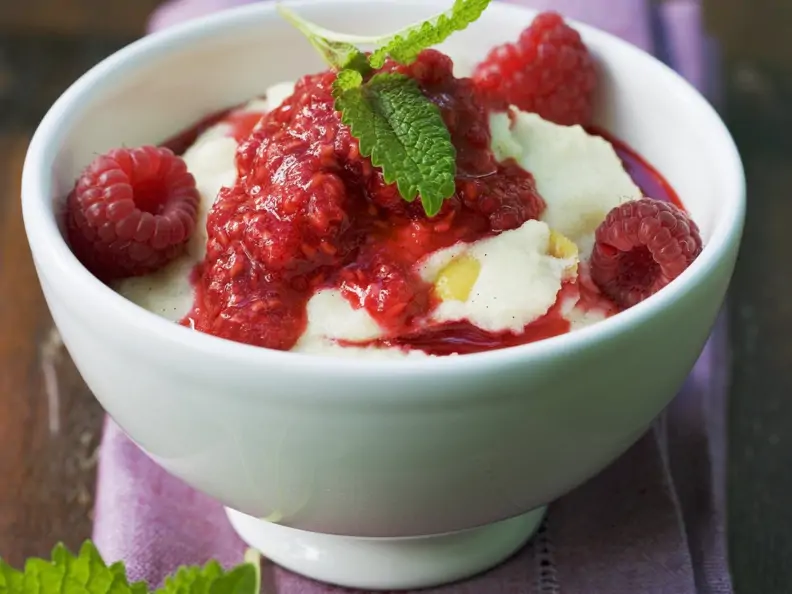 Grießbrei mit Himbeersoße
