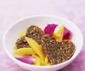 Mango-Rosen-Salat mit Feigen-Herzen