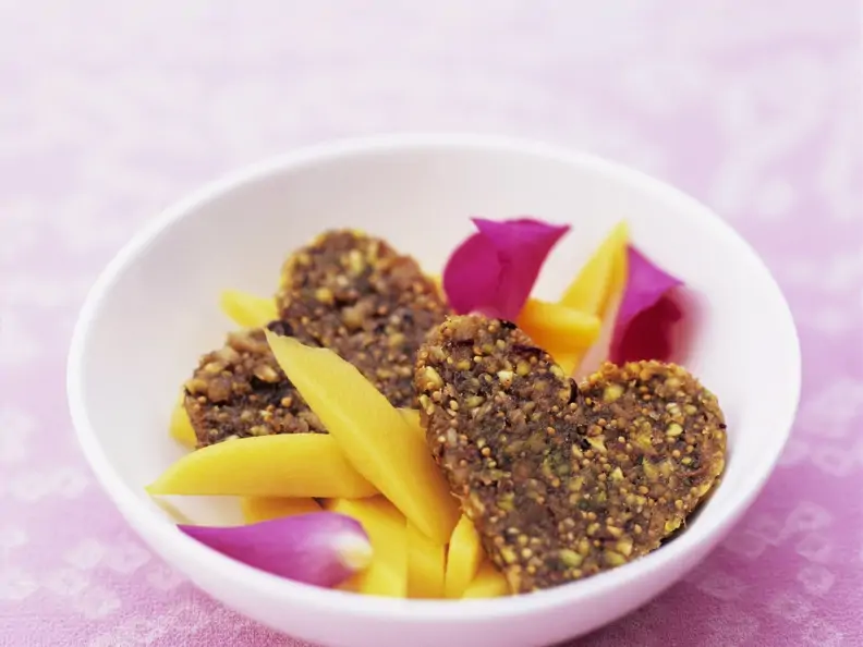 Mango-Rosen-Salat mit Feigen-Herzen