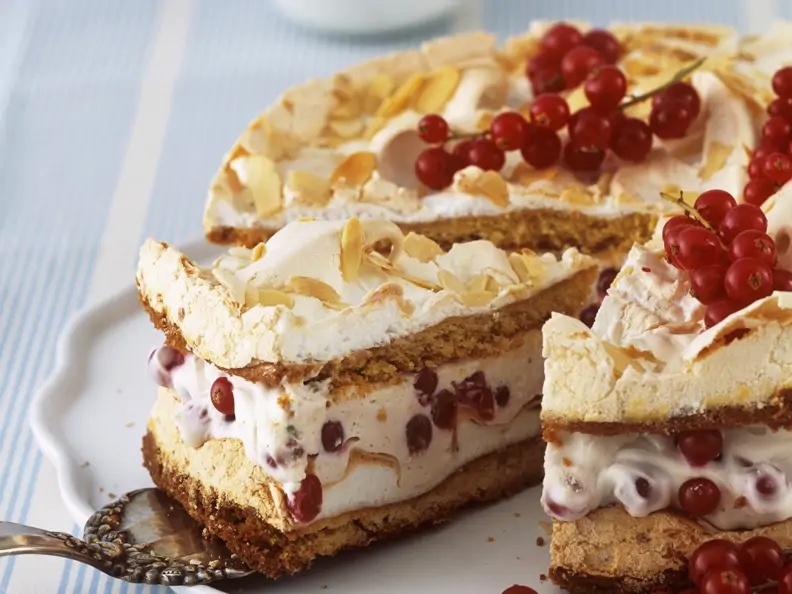 Mascarpone-Baisertorte mit Johannisbeeren