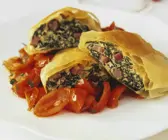 Mangoldstrudel mit Tomatenragout
