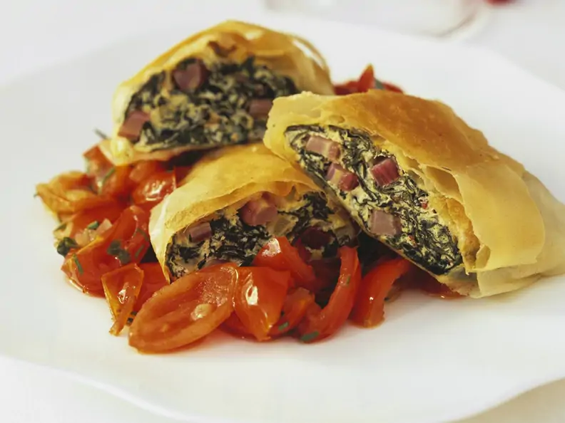 Mangoldstrudel mit Tomatenragout