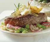 Rindersteak mit Saubohnen-Salat