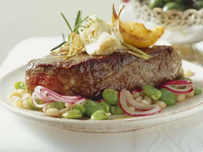 Rindersteak mit Saubohnen-Salat