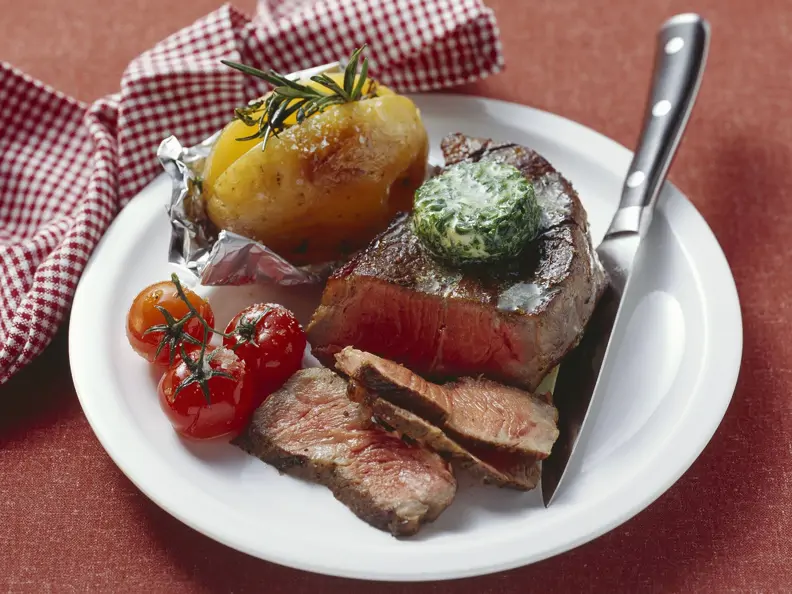 Rindersteak mit Kräuterbutter und Ofenkartoffel