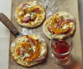 Flammkuchen mit Kürbis und Feta