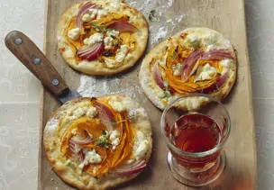 Flammkuchen mit Kürbis und Feta