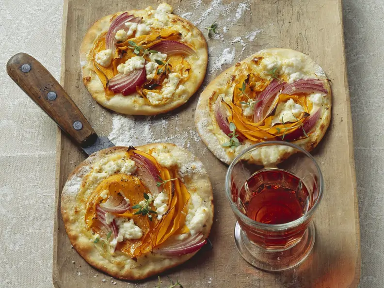 Flammkuchen mit Kürbis und Feta