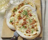 Herzhafter Flammkuchen mit Putenspeck