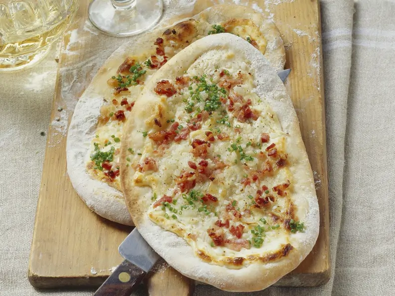 Herzhafter Flammkuchen mit Putenspeck