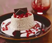Lebkucheneis mit Granatapfelsoße