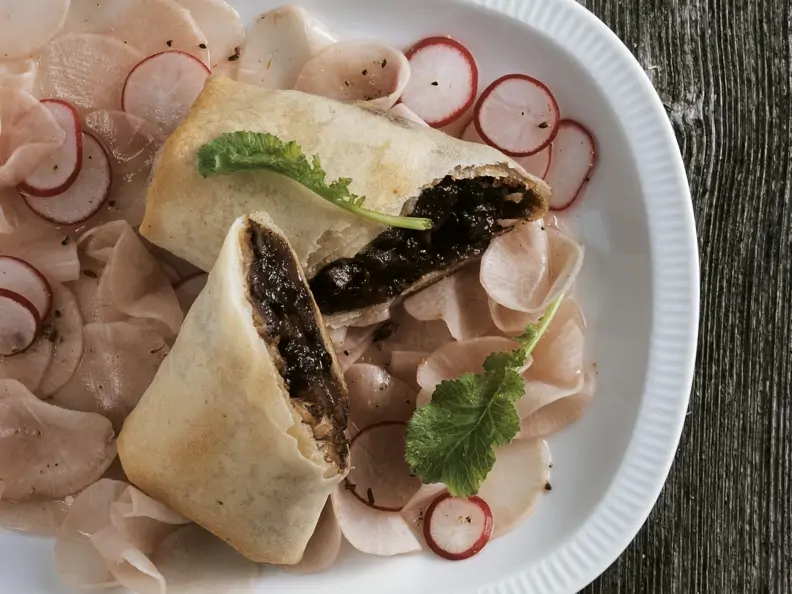 Strudel mit Reh auf Rettichsalat