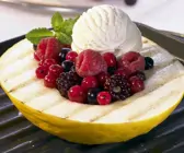 Gegrillte Honigmelone mit Beeren und Vanilleeis