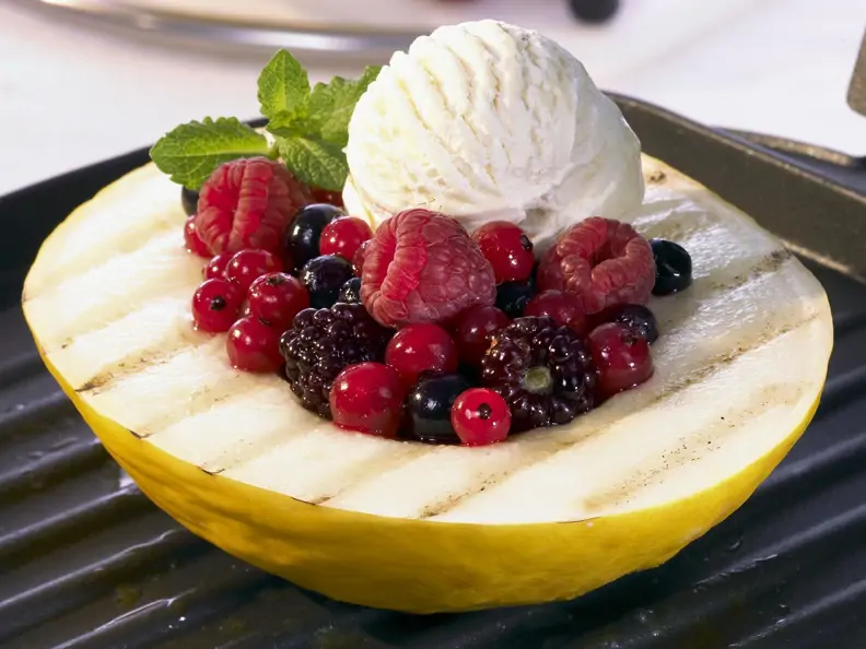 Gegrillte Honigmelone mit Beeren und Vanilleeis