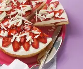 Erdbeer-Quarkkuchen mit weißen Schokohobeln