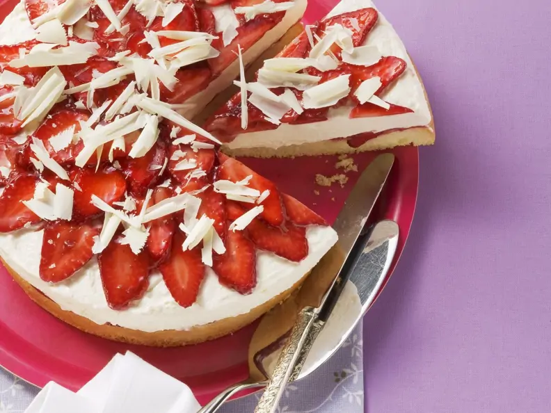 Erdbeer-Quarkkuchen mit weißen Schokohobeln