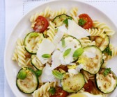 Italienischer Nudelsalat mit Zucchini, Tomaten und Parmesan