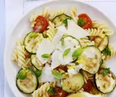 Italienischer Nudelsalat mit Zucchini, Tomaten und Parmesan