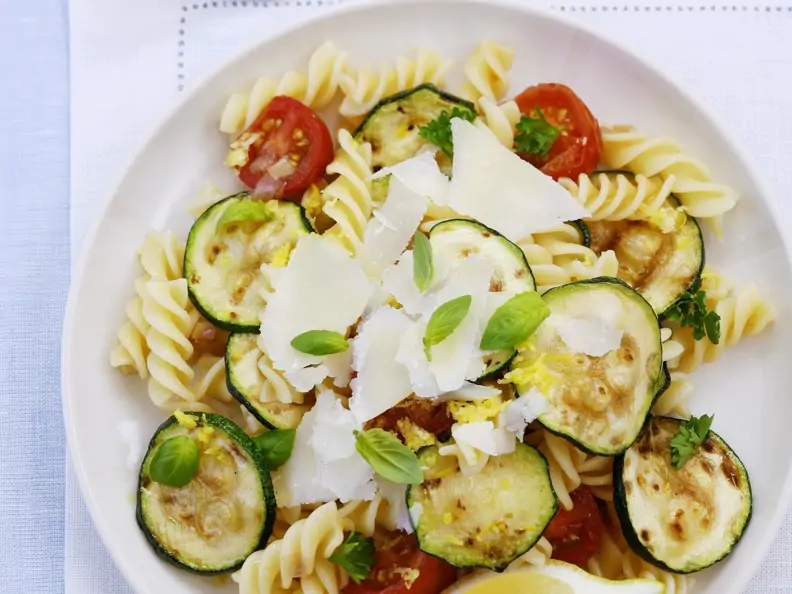 Italienischer Nudelsalat mit Zucchini, Tomaten und Parmesan